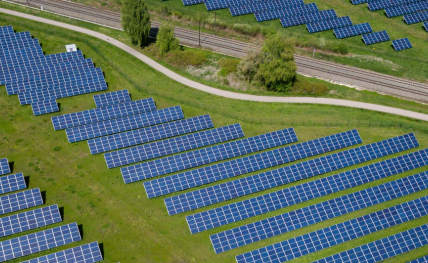 champ de panneaux solaires